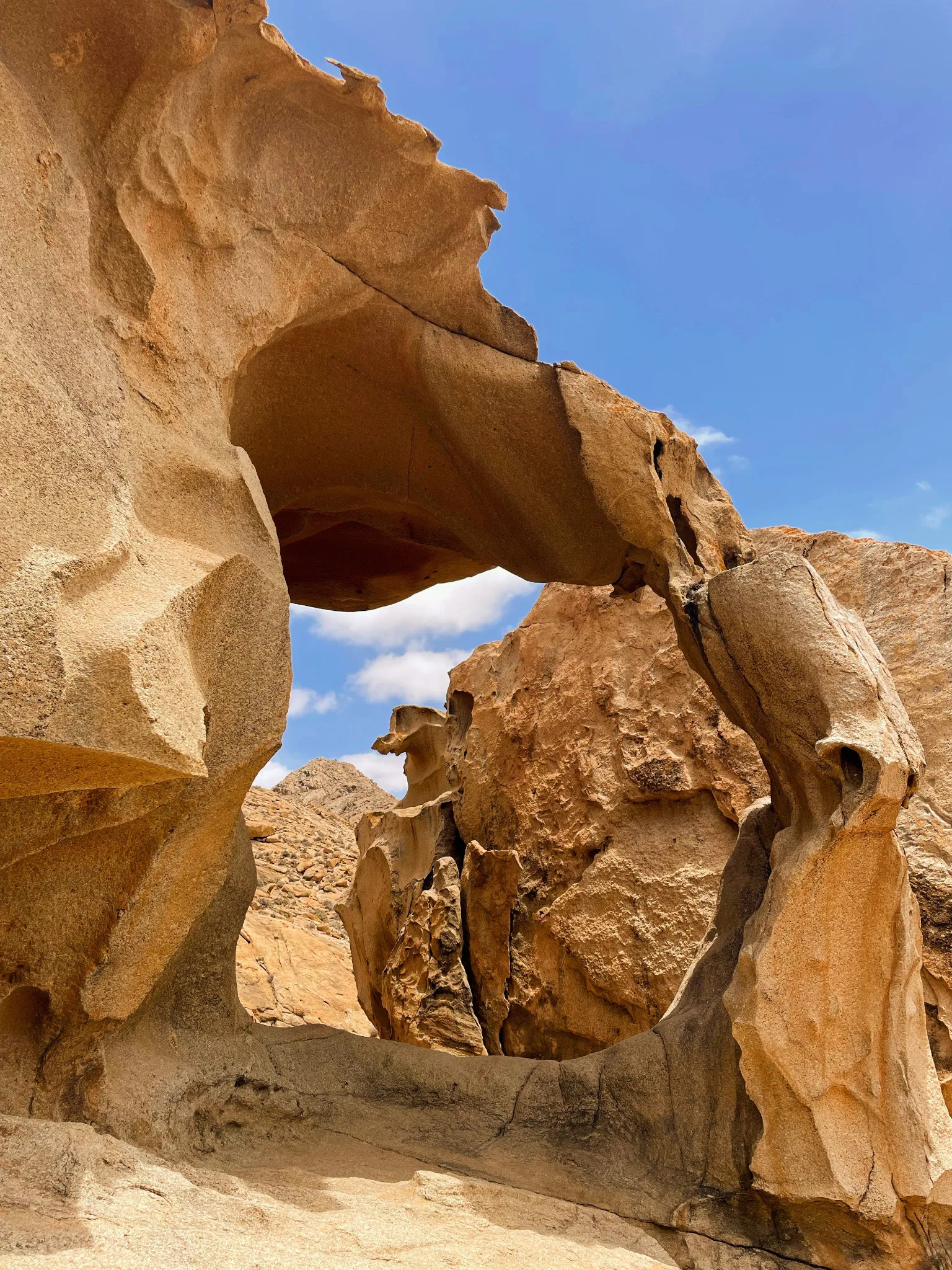 Una grande apertura naturale nella roccia, simile a una soglia