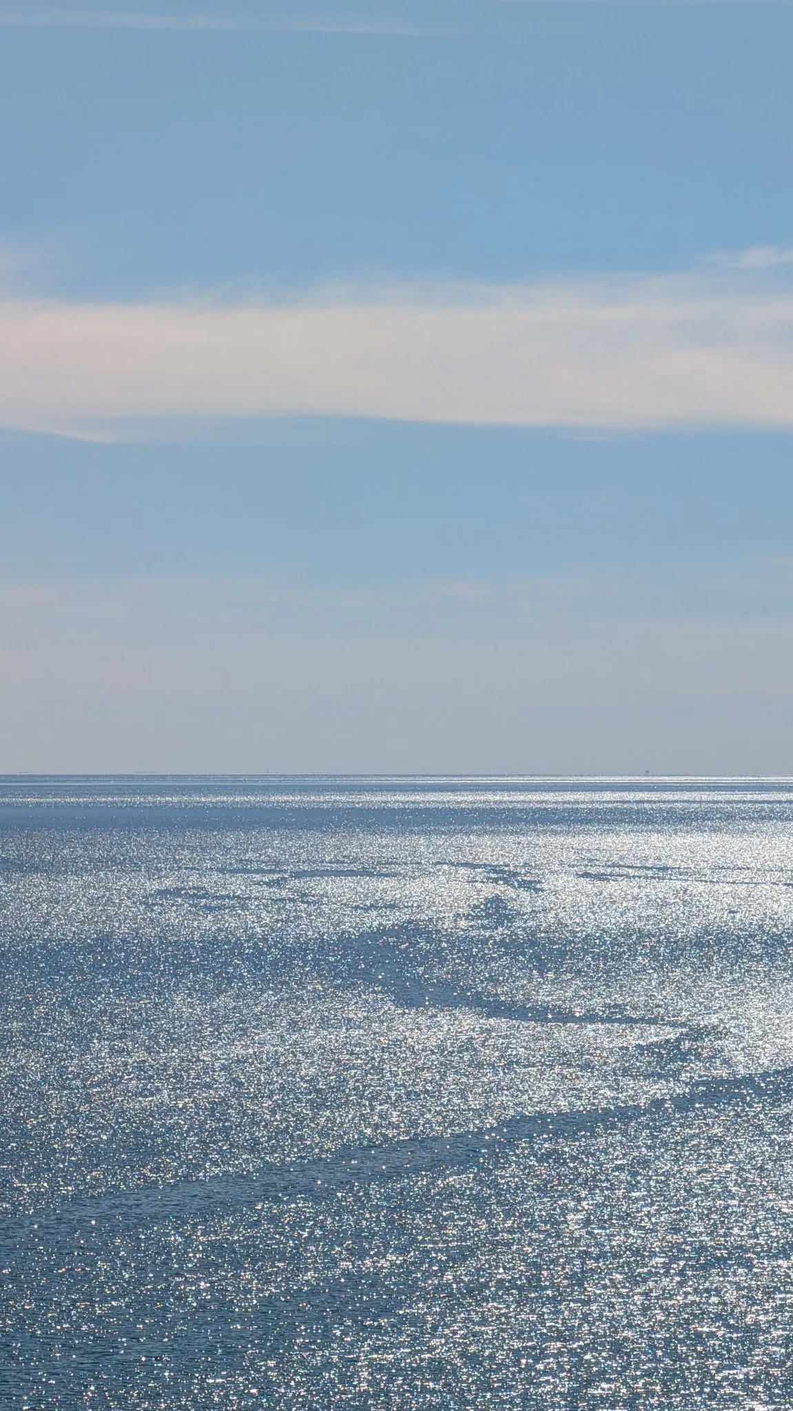 Un orizzonte marino luminoso e quasi immobile