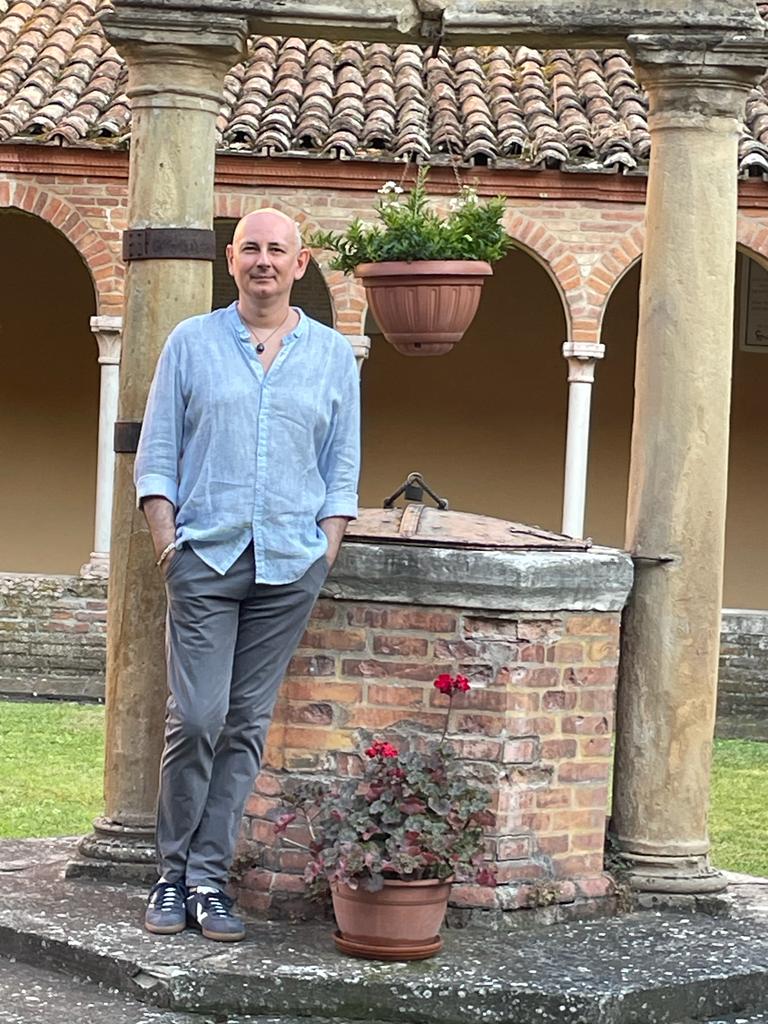 Ritratto di Vincenzo in un chiostro antico